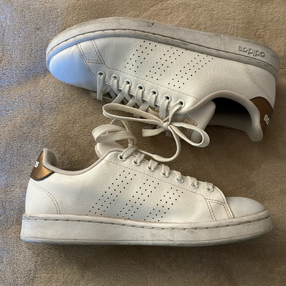 Plain white adidas sneakers in sz 6.5